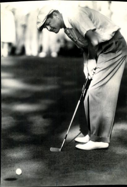 Byron Nelson sinking a putt at Atlanta. Wire photo - 2/20/1941