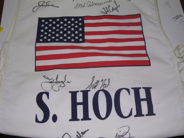 1998 Presidents Cup Championship used Scott Hoch Caddy Bib Team Signed! JSA COA