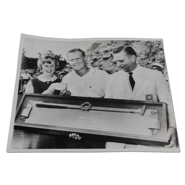 1963 Golf Professional Jack Nicklaus and His Wife Barbara With Eisenhower Trophy Press Photo - 6 x 9