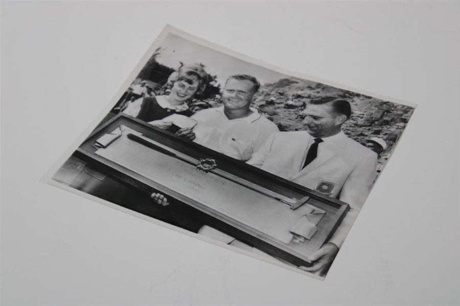 Jack Nicklaus & Wife Barbara w/Eisenhower Trophy Press Photo 2/6/1963