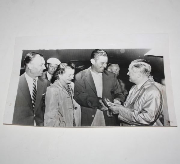 Cary Middlecoff Original Wire Photo - Receiving Plaque From Bobby Jones