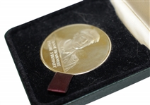 2001 Payne Stewart Memorial Tournament Honoree Medal in Case - Mark Calcavecchia Collection