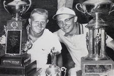 Jack Nicklaus 8/24/57 Jackie Nicklaus 7x9 Wire Photo as 17 Year Old with Jaycee Tournament Trophy