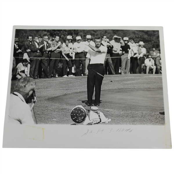 Arnold Palmer 1963 Ryder Cup Throwing Club Crisp 8x10 Wire Photo