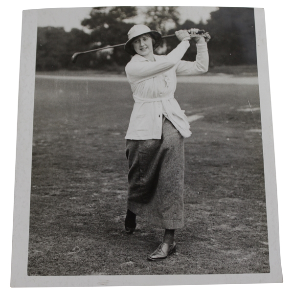 Miss H. Prest Qualifies at Walton Heath Daily Mirror Press Photo - Victor Forbin Collection
