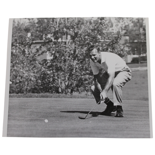 Arnold Palmer 8/25/1963 Lining Up Putt Press Photo