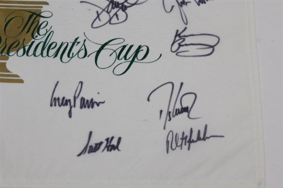 Arnold Palmer, Mickelson, Fred, & Rest of Team Signed The President's Cup White Flag JSA ALOA