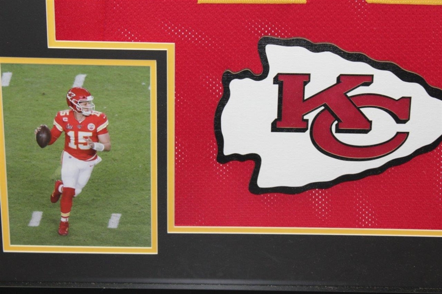Patrick Mahomes Signed Red Chiefs #15 Jersey with Two Photos - Framed BECKETT #WE24302