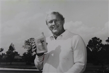 Arnold Palmer 6/2/1985 Holding Pennzoil Quart Press Photo