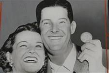 1955 Cary Middlecoff With Wife & Masters Champions Medal UPI Wire Photograph 