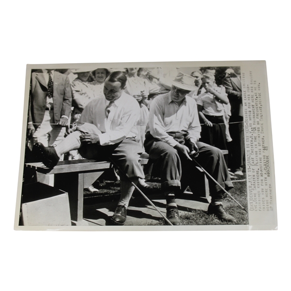 Gene Sarazen & Bruce Coltart 1941 Wire Photo Of Gene Adjusting His Stockings - Sarazen Collection