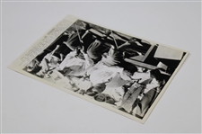 Gene Sarazen & Bruce Coltart 1941 Wire Photo Of Gene Adjusting His Stockings - Sarazen Collection
