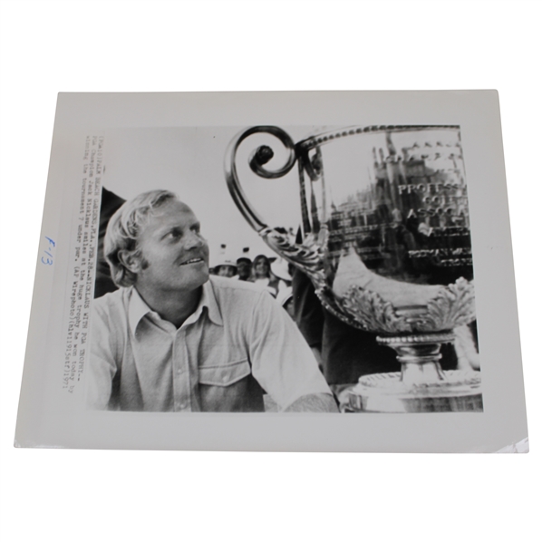 Press Photo Jack Nicklaus Looks At 1971 PGA Trophy