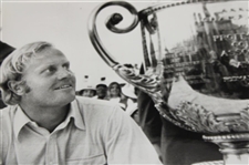 Press Photo Jack Nicklaus Looks At 1971 PGA Trophy