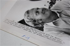 Press Photo Jack Nicklaus Looks At 1971 PGA Trophy