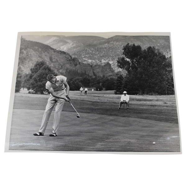 1948 Charles Coe Putting at Broadmoor Press Photo