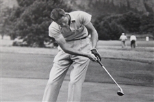 1948 Charles Coe Putting at Broadmoor Press Photo