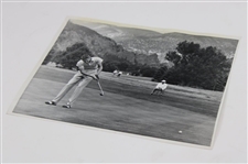 1948 Charles Coe Putting at Broadmoor Press Photo