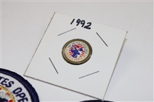 Tom Kite Signed 1992 Sports Illustrated & 3x5 Card w/Pairing Sheets, Ball Marker & Patches JSA ALOA