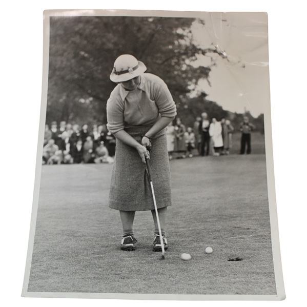 1937 Estelle Page Sinking Winning Putt In 37 Amateur To Patty Berg Wire Photo - Oct. 9th